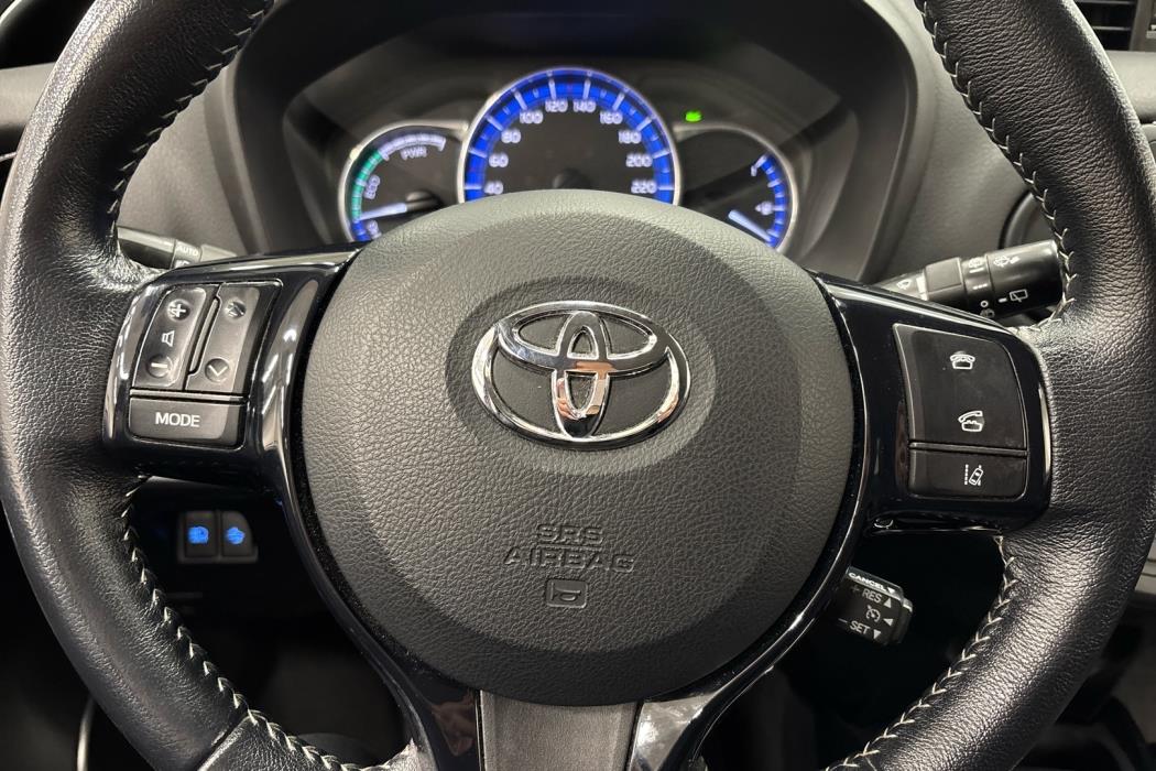 TOYOTA Yaris 2016