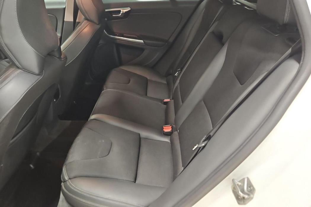 VOLVO V60 2016