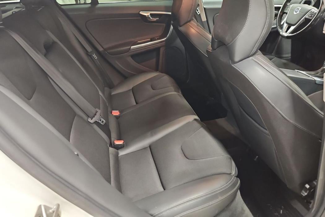 VOLVO V60 2016