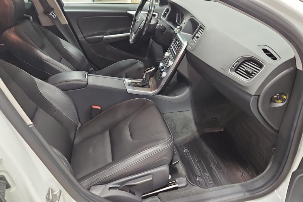 VOLVO V60 2016