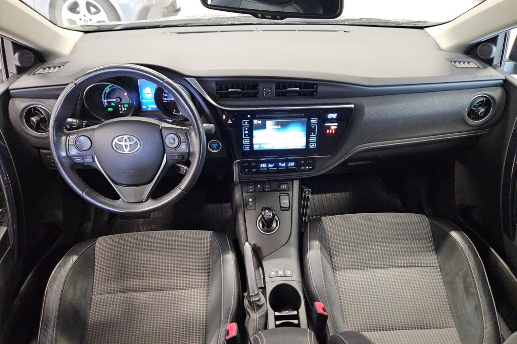 TOYOTA Auris 2015