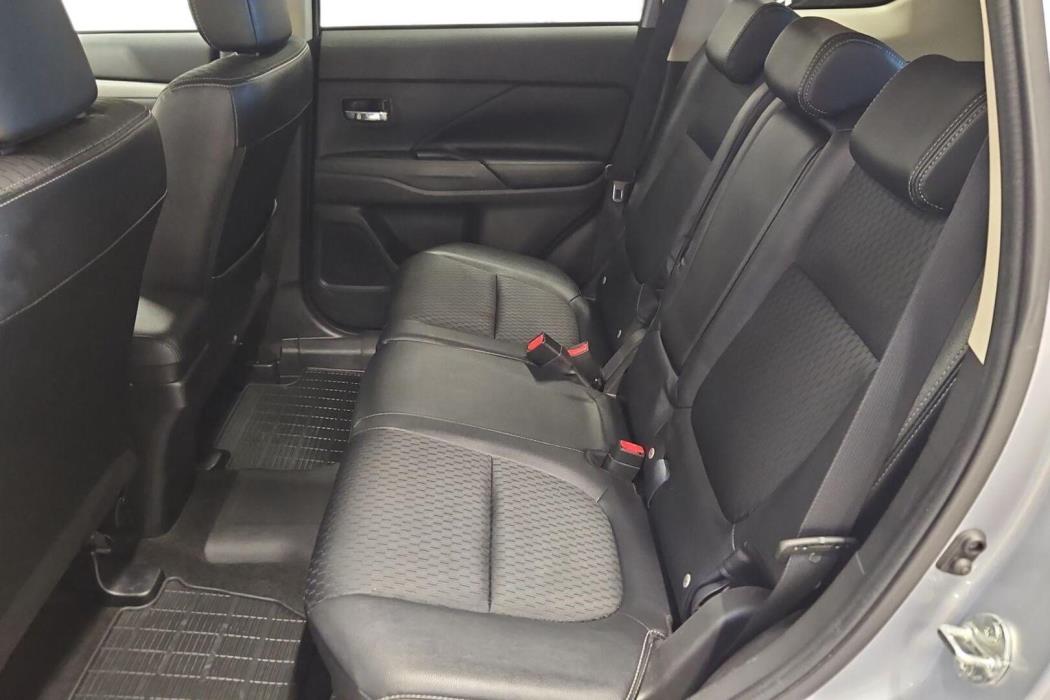 MITSUBISHI Outlander PHEV 2015