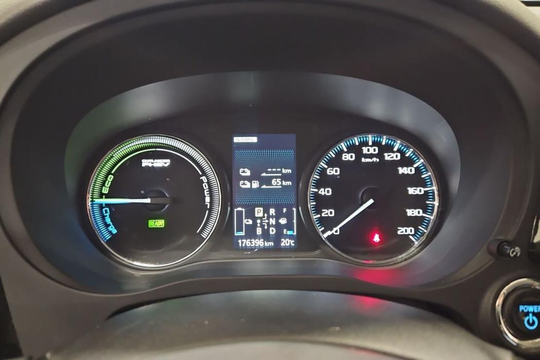 MITSUBISHI Outlander PHEV 2015