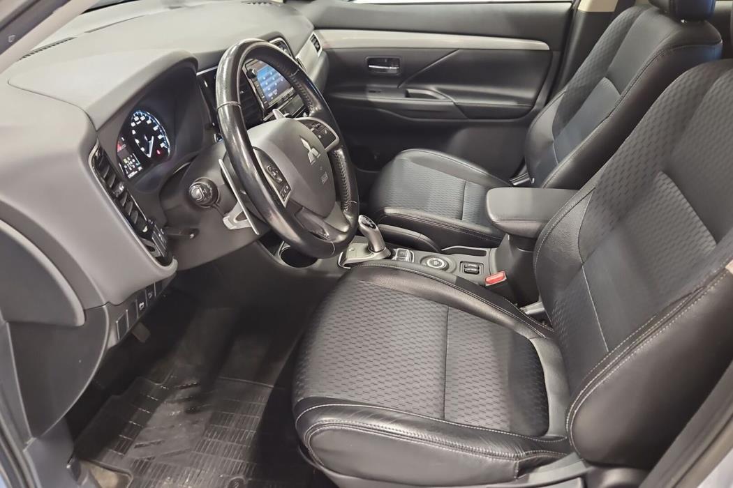 MITSUBISHI Outlander PHEV 2015