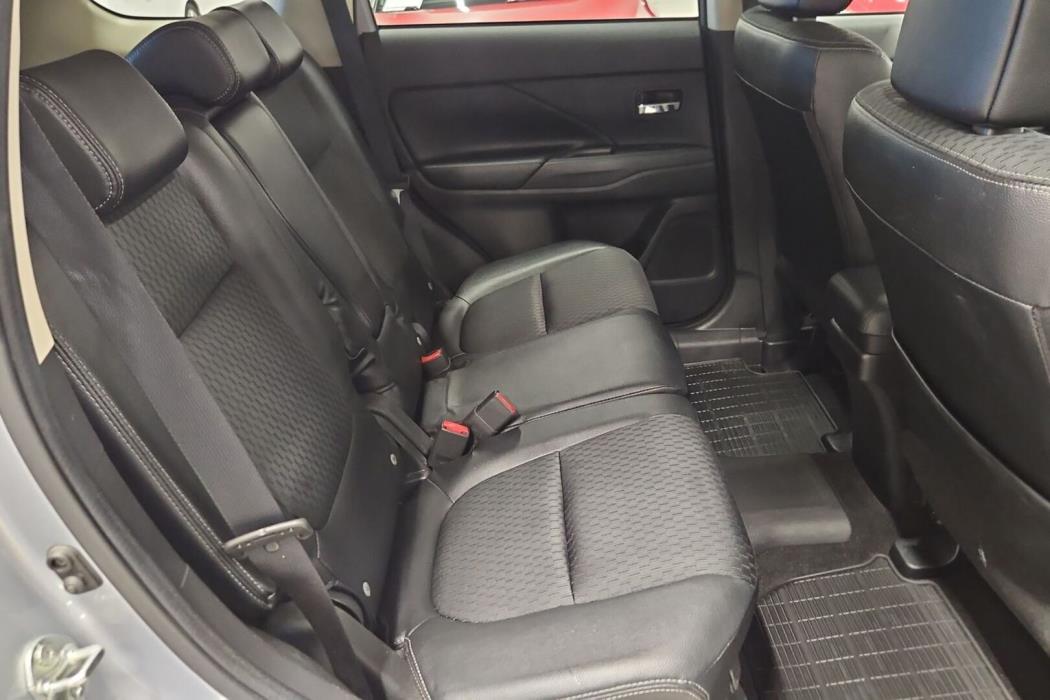 MITSUBISHI Outlander PHEV 2015