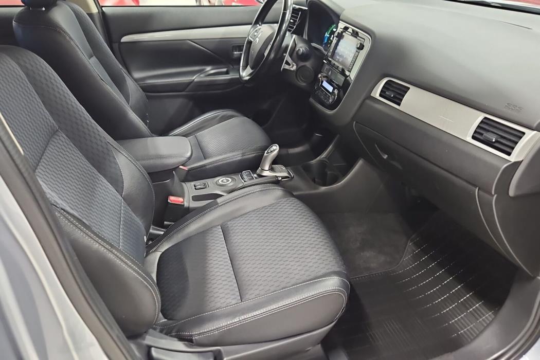 MITSUBISHI Outlander PHEV 2015