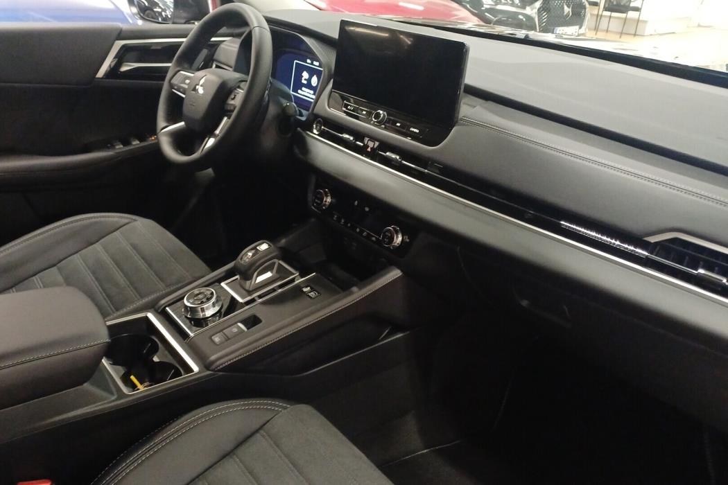 MITSUBISHI Outlander 2026