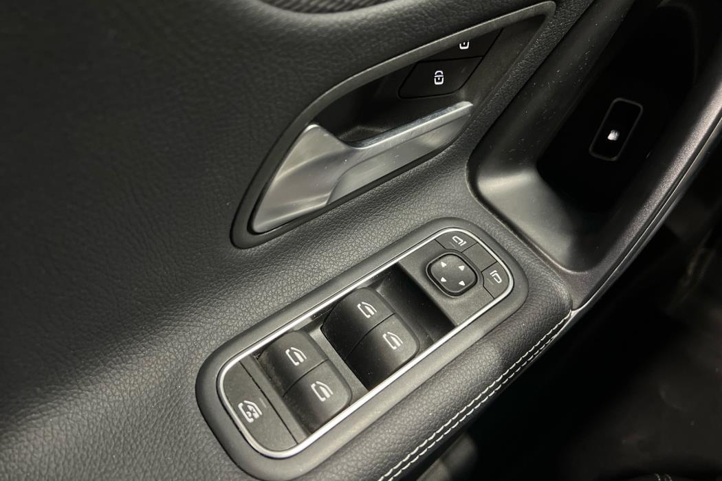 MERCEDES-BENZ A 2022