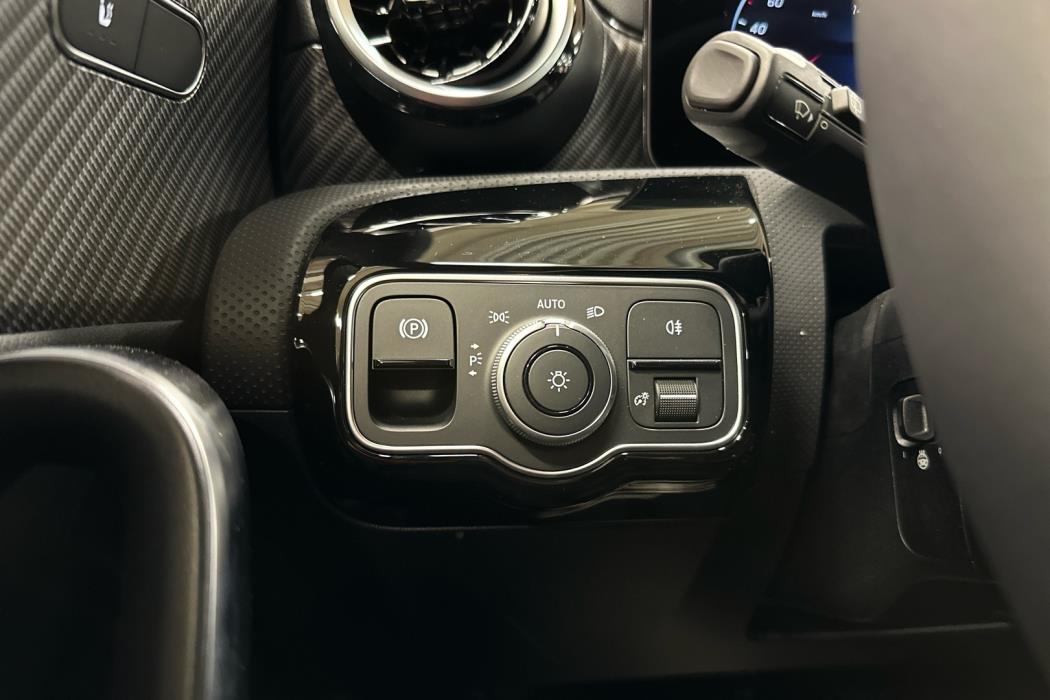 MERCEDES-BENZ CLA 2025