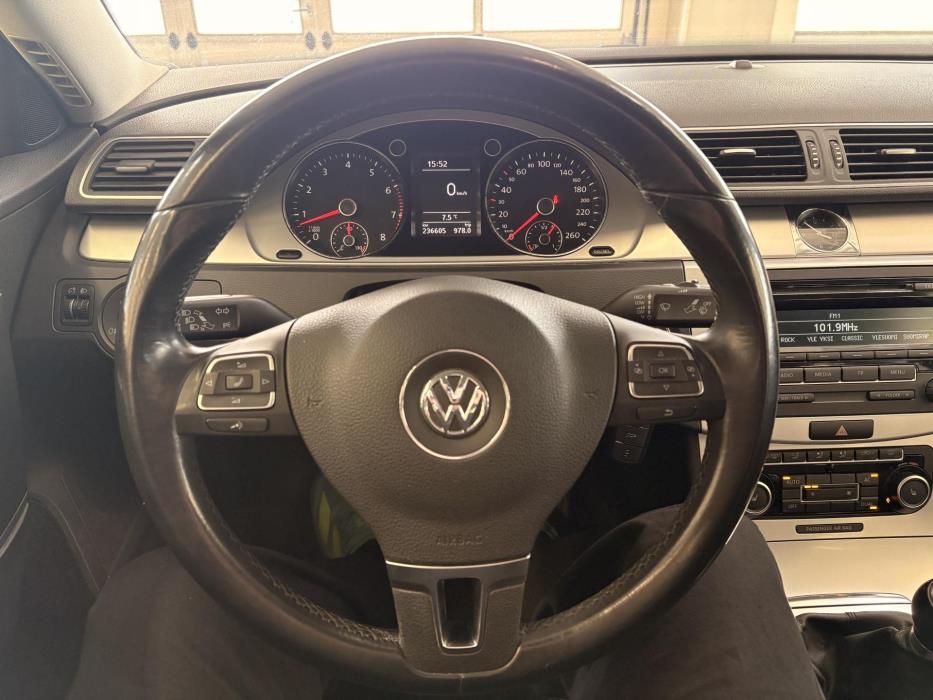 VOLKSWAGEN Passat 2011