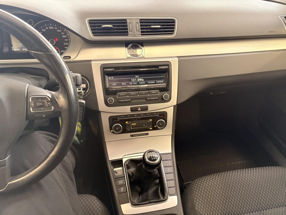 VOLKSWAGEN Passat 2011