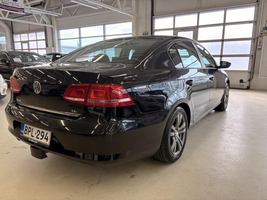 VOLKSWAGEN Passat 2011