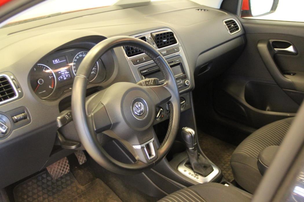 VOLKSWAGEN Polo 2012