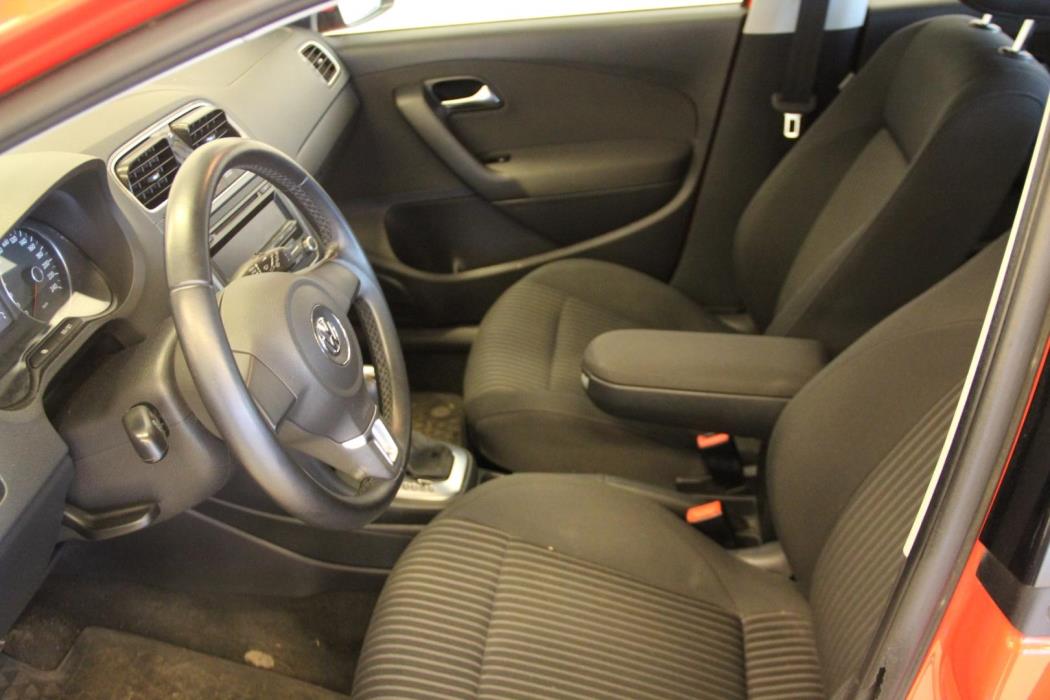 VOLKSWAGEN Polo 2012