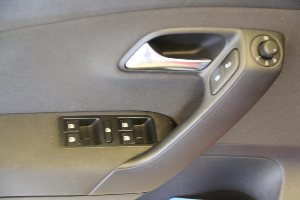 VOLKSWAGEN Polo 2012