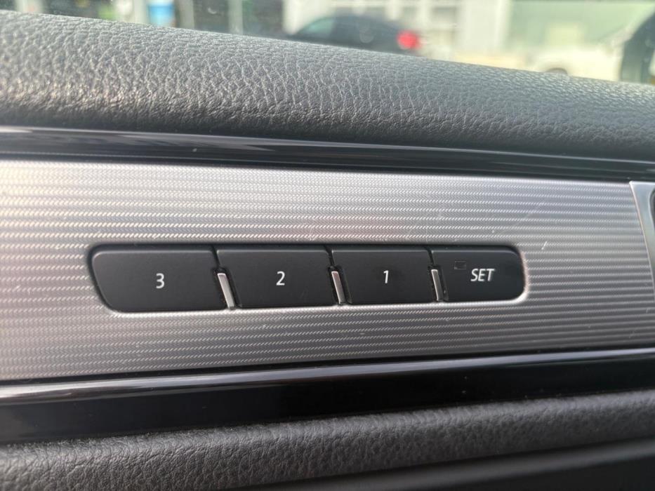 VOLKSWAGEN Touareg 2015