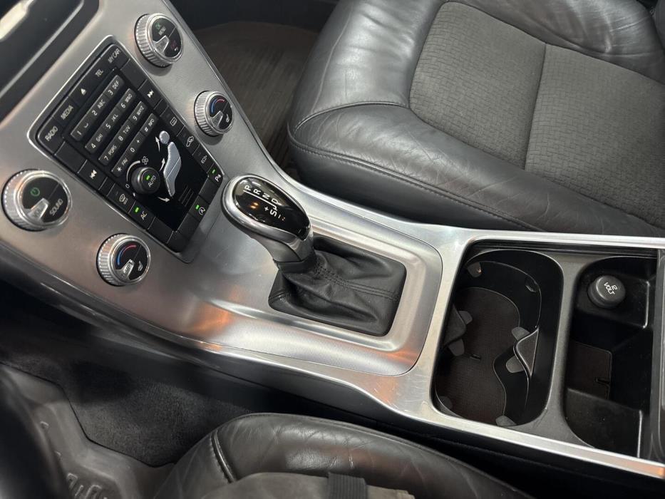 VOLVO V70 2015
