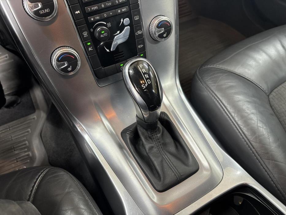 VOLVO V70 2015