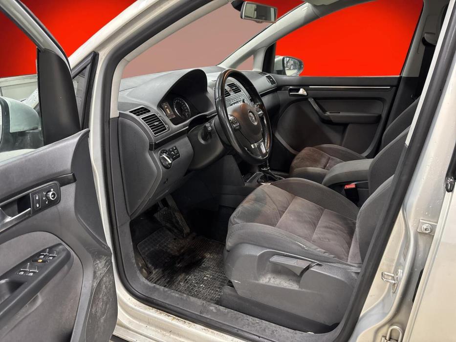 VOLKSWAGEN Touran 2011