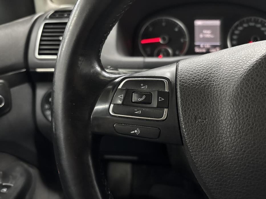 VOLKSWAGEN Touran 2011