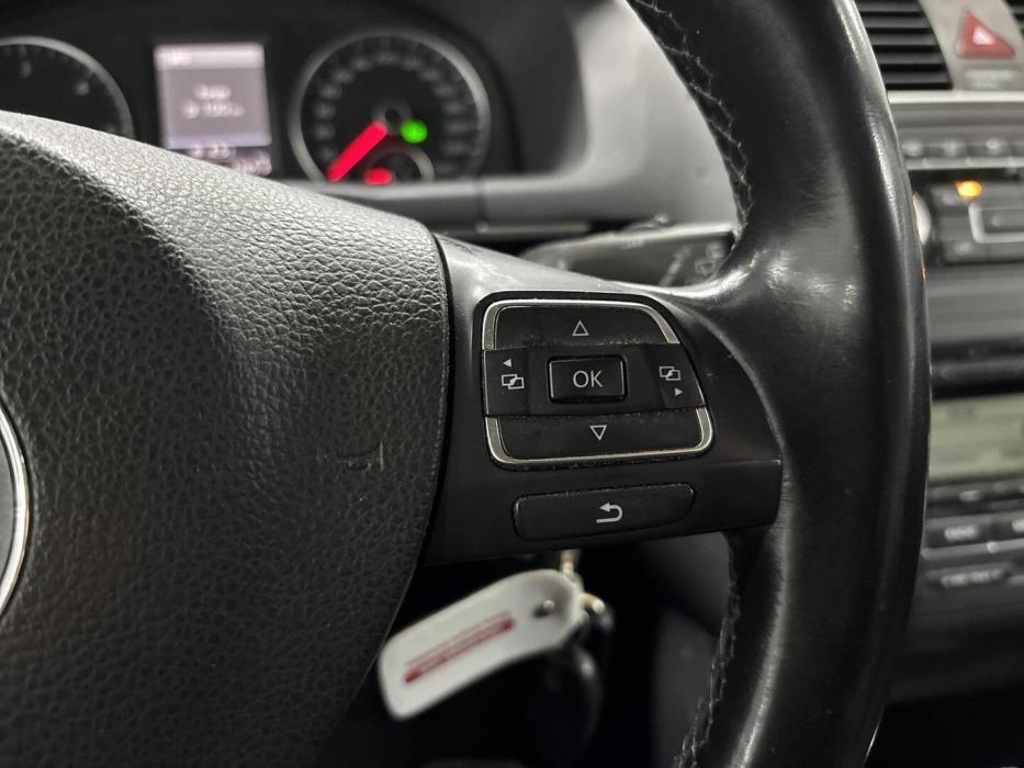 VOLKSWAGEN Touran 2011