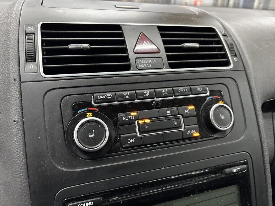 VOLKSWAGEN Touran 2011