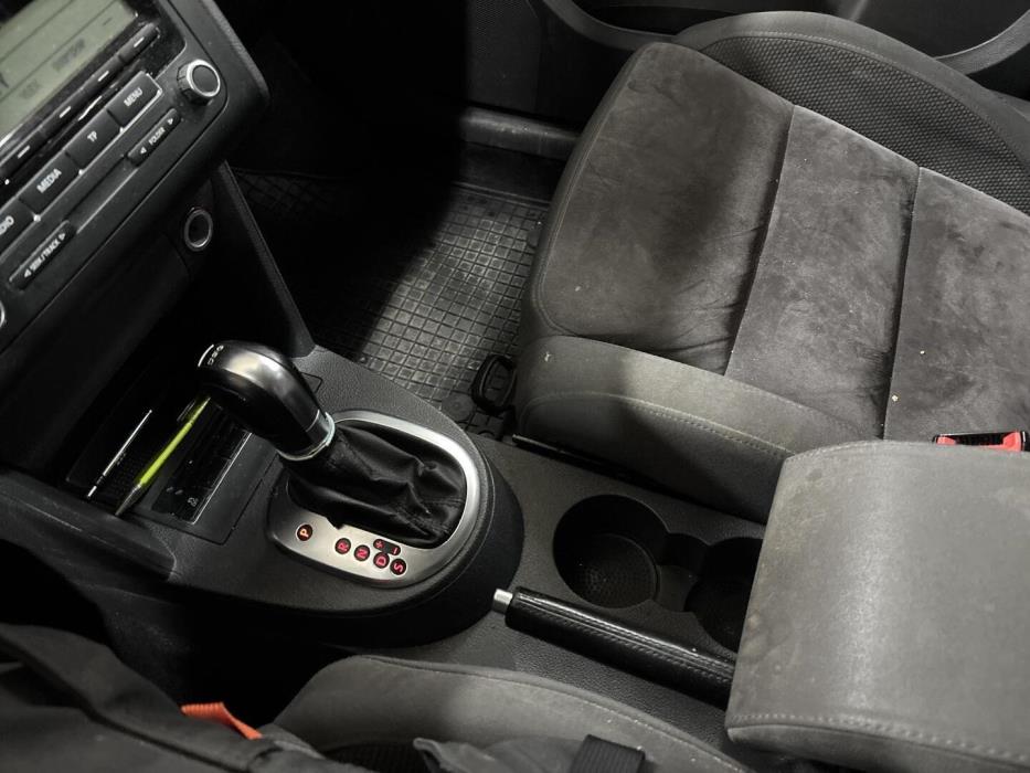 VOLKSWAGEN Touran 2011