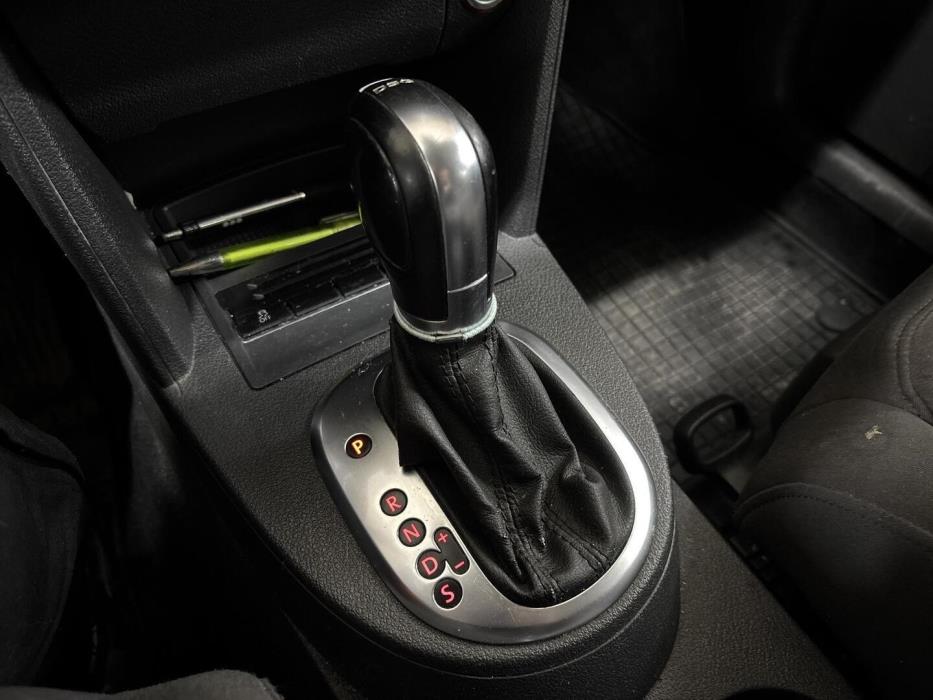 VOLKSWAGEN Touran 2011