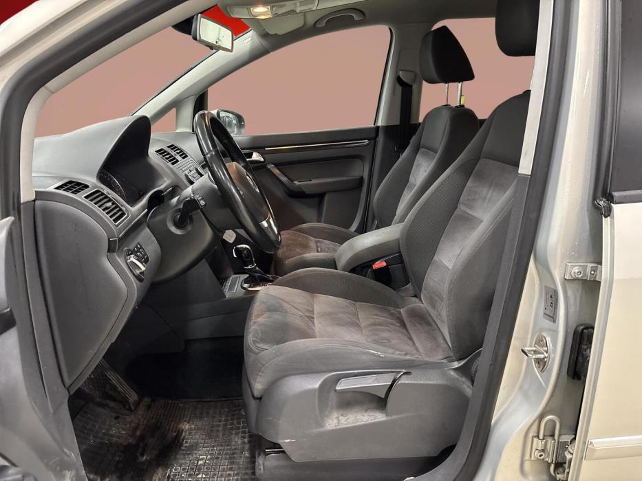 VOLKSWAGEN Touran 2011