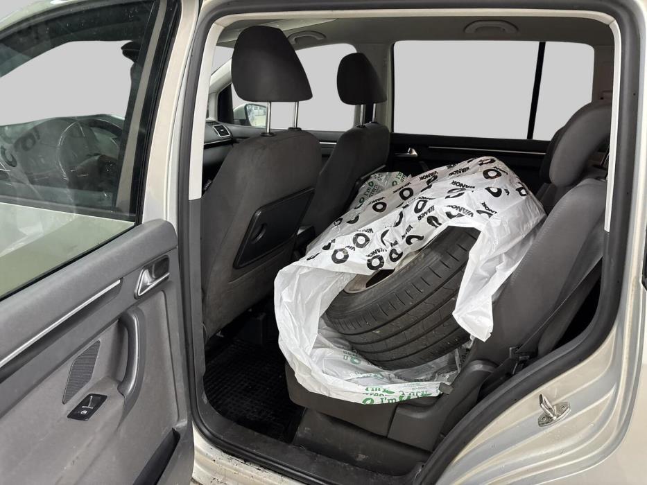 VOLKSWAGEN Touran 2011