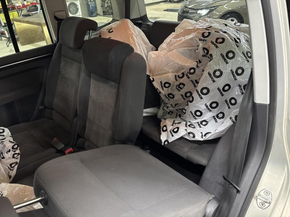 VOLKSWAGEN Touran 2011