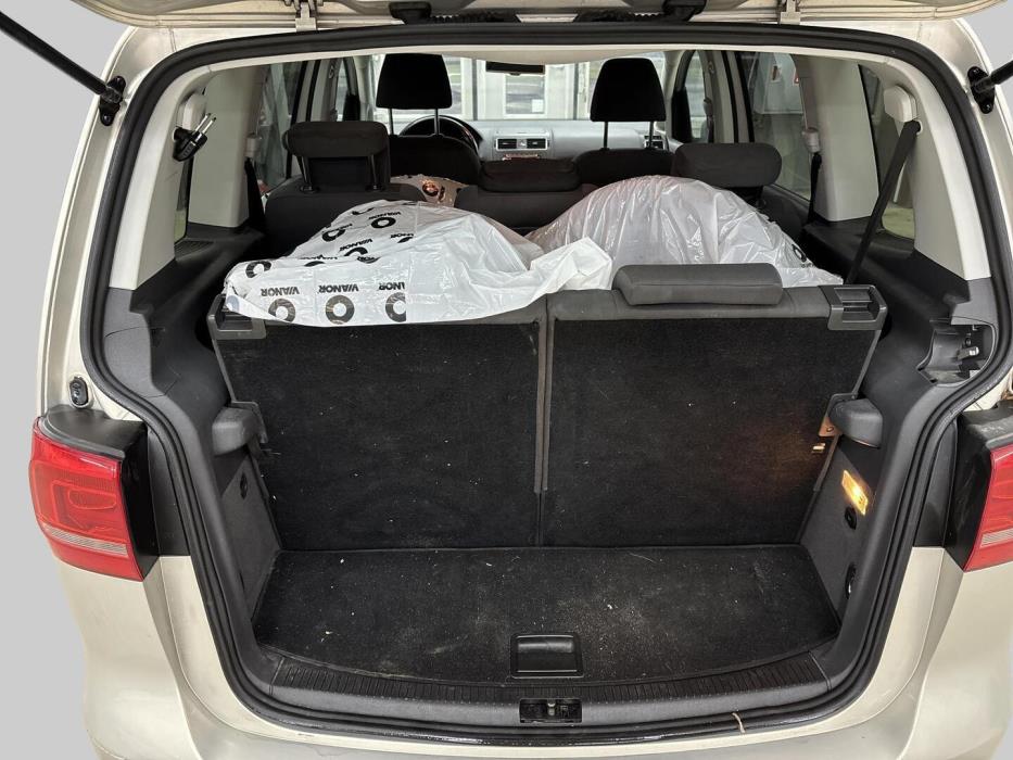 VOLKSWAGEN Touran 2011