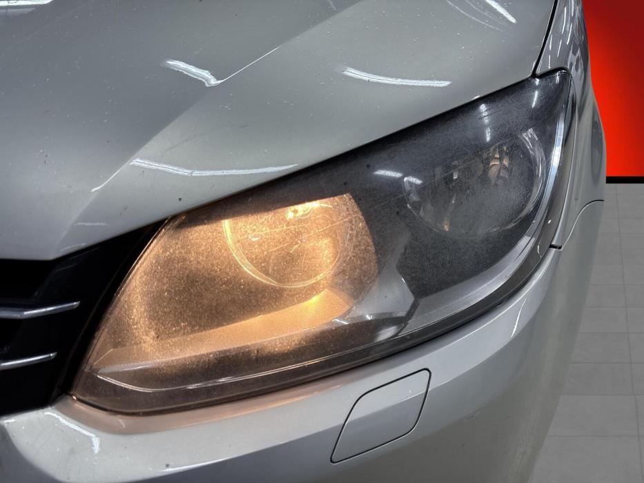 VOLKSWAGEN Touran 2011