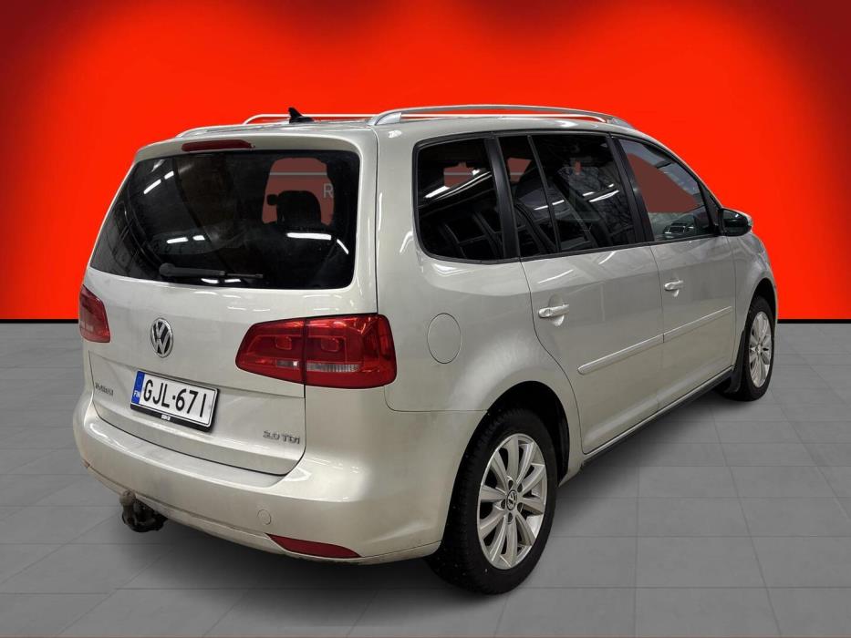 VOLKSWAGEN Touran 2011