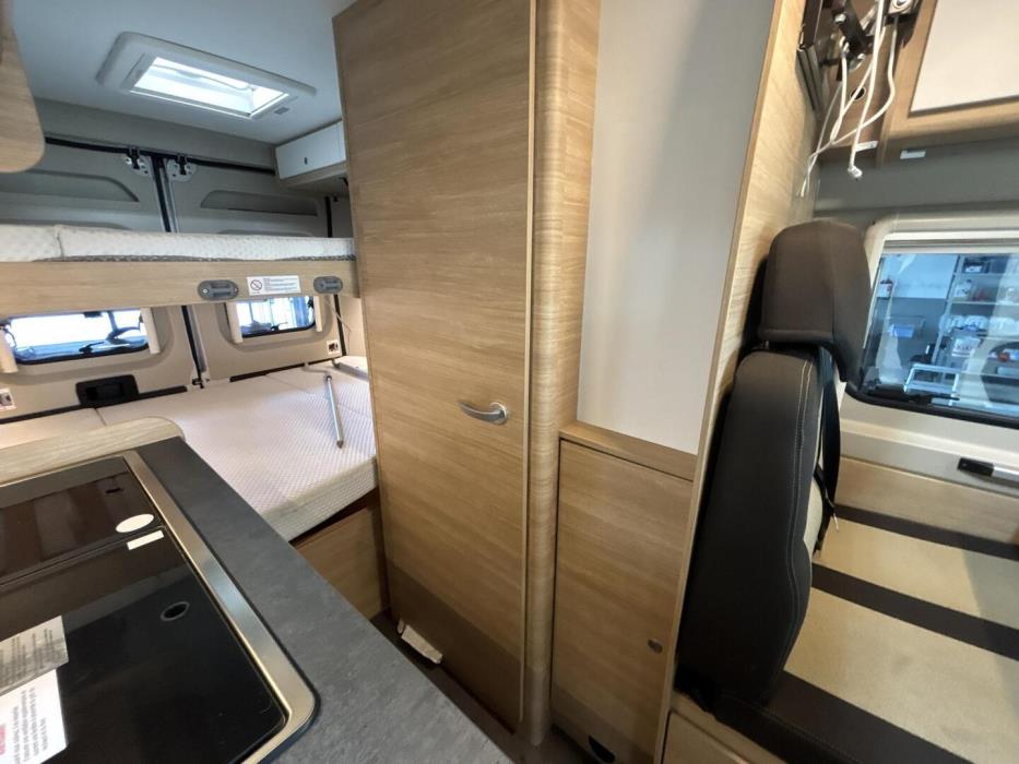 ROADCAR VAN R 601 2022