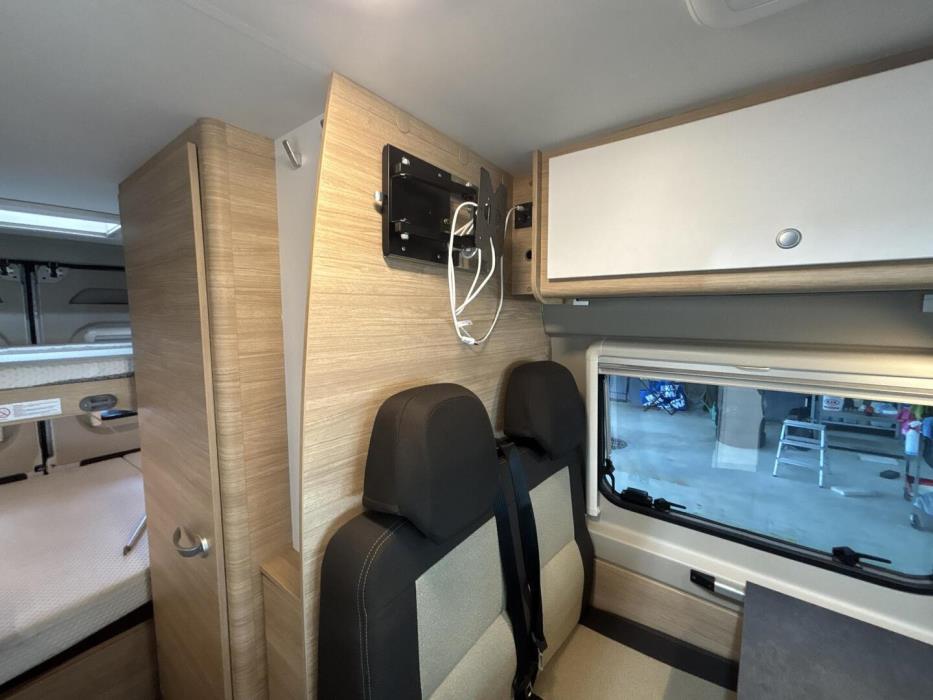 ROADCAR VAN R 601 2022