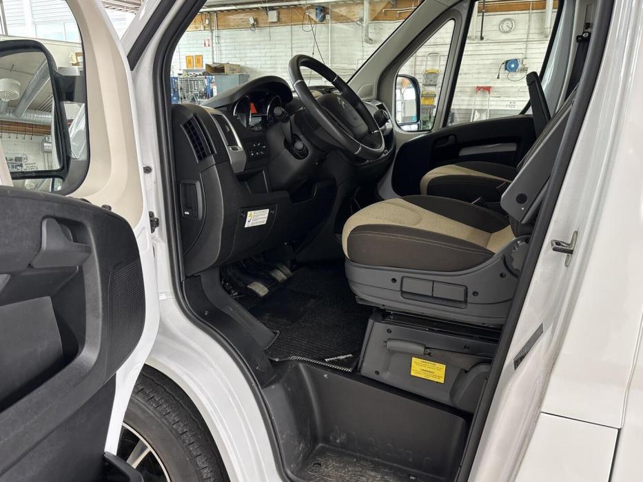 ROADCAR VAN R 601 2022