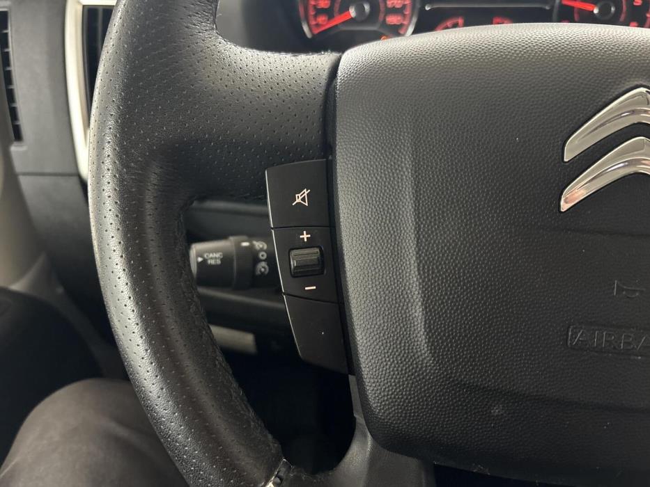 ROADCAR VAN R 601 2022