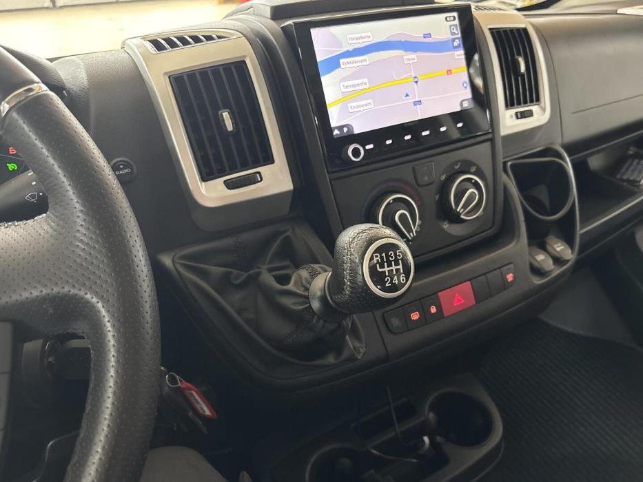 ROADCAR VAN R 601 2022