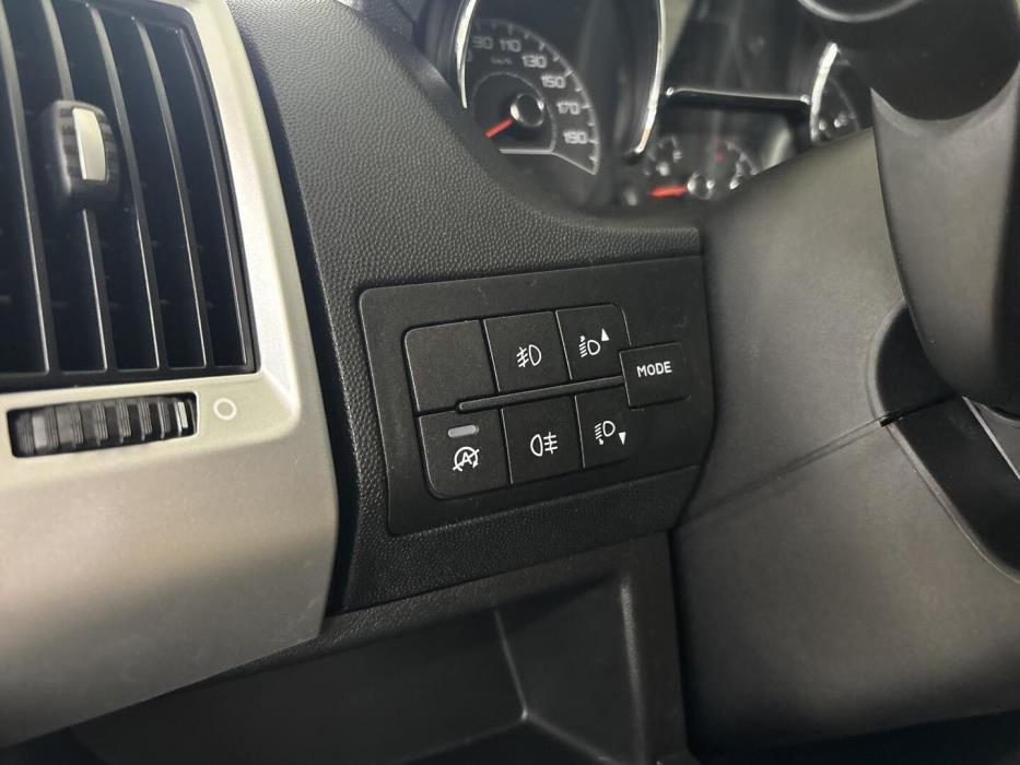 ROADCAR VAN R 601 2022