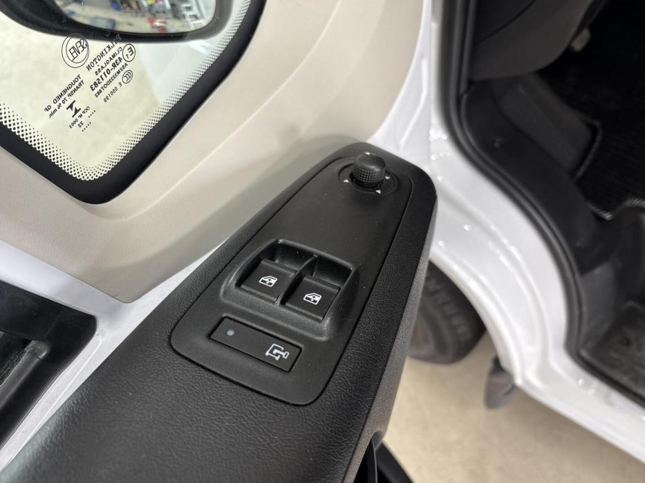 ROADCAR VAN R 601 2022