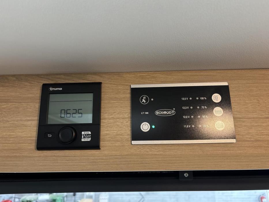 ROADCAR VAN R 601 2022