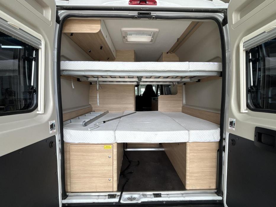 ROADCAR VAN R 601 2022