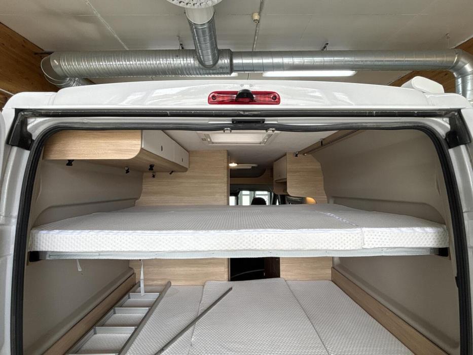 ROADCAR VAN R 601 2022