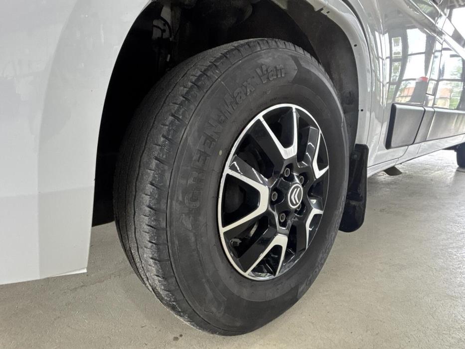 ROADCAR VAN R 601 2022