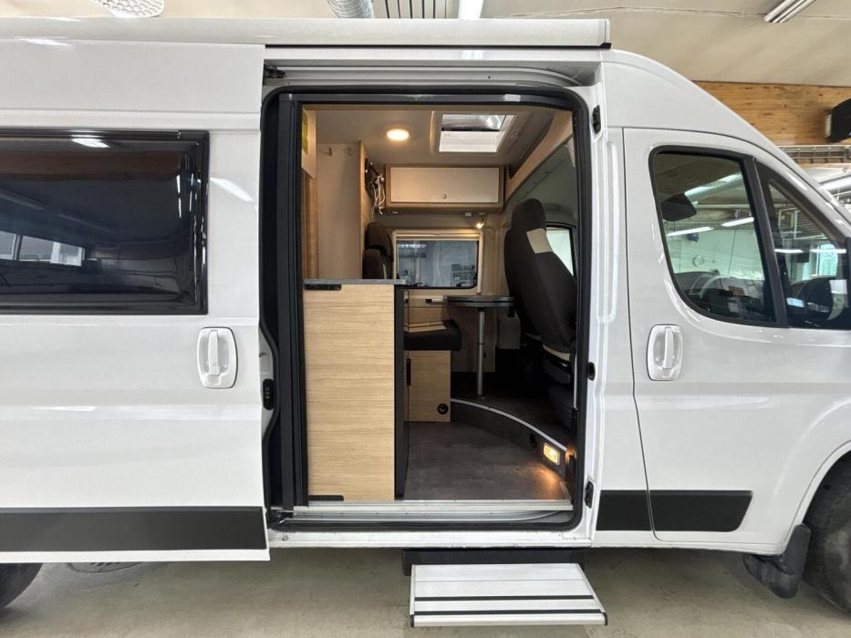 ROADCAR VAN R 601 2022