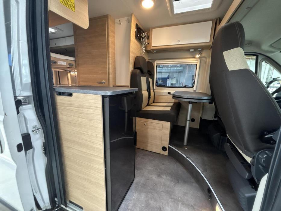 ROADCAR VAN R 601 2022