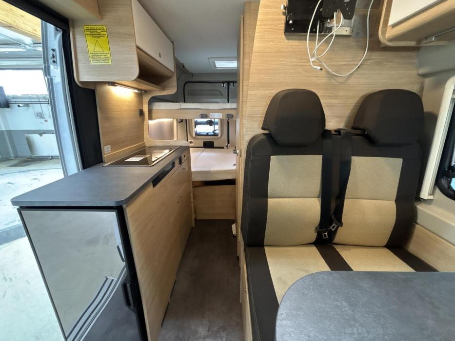 ROADCAR VAN R 601 2022