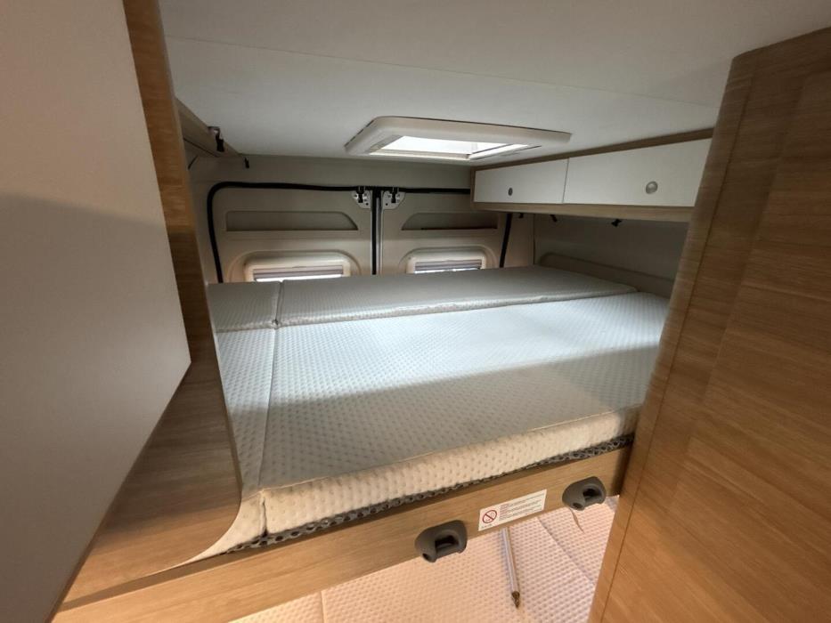 ROADCAR VAN R 601 2022