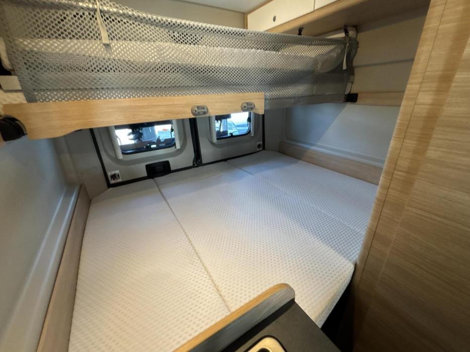 ROADCAR VAN R 601 2022